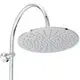 Duschkopf mit runder, flacher Oberfläche und gleichmäßig verteilten Wasseröffnungen, montiert an einem gebogenen Chrom-Brausearm von Ideal Standard.